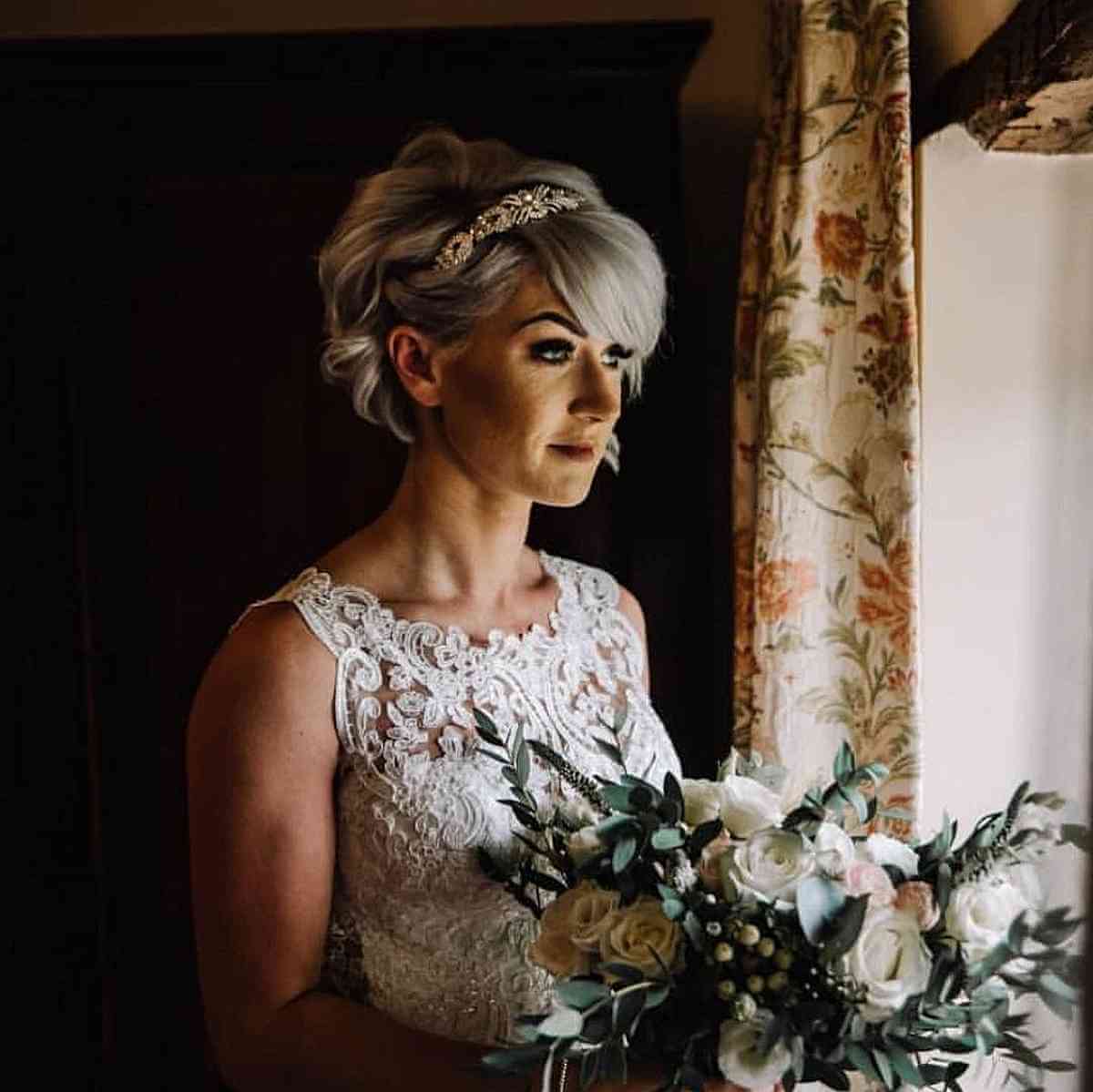 Chic Side-Swept Short Hair for a Wedding