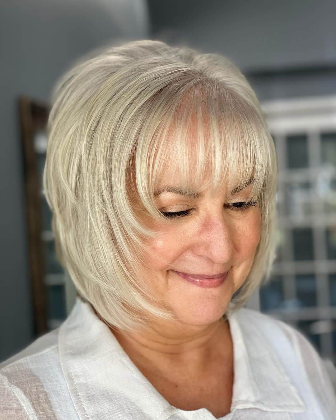  chic silver shaggy bob with bangs for fine haird ladies over 50