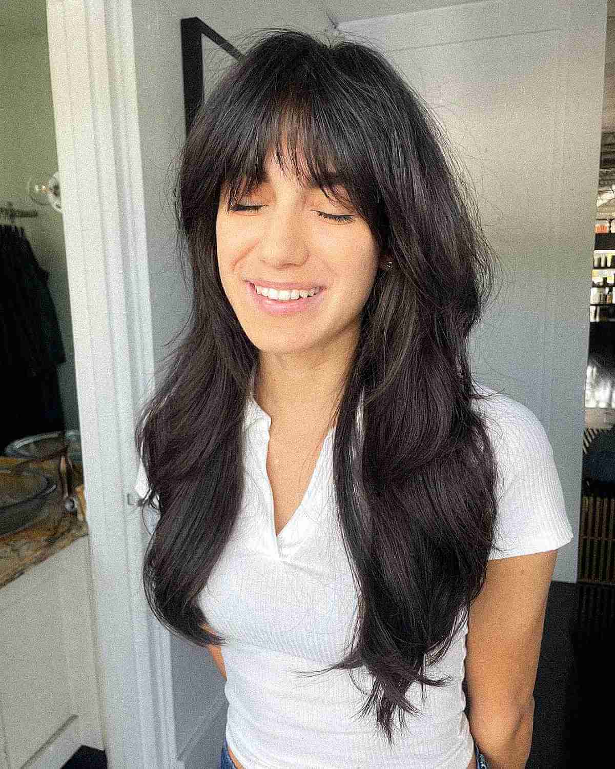 Chic Voluminous Layered Haircut with Bottleneck Bangs