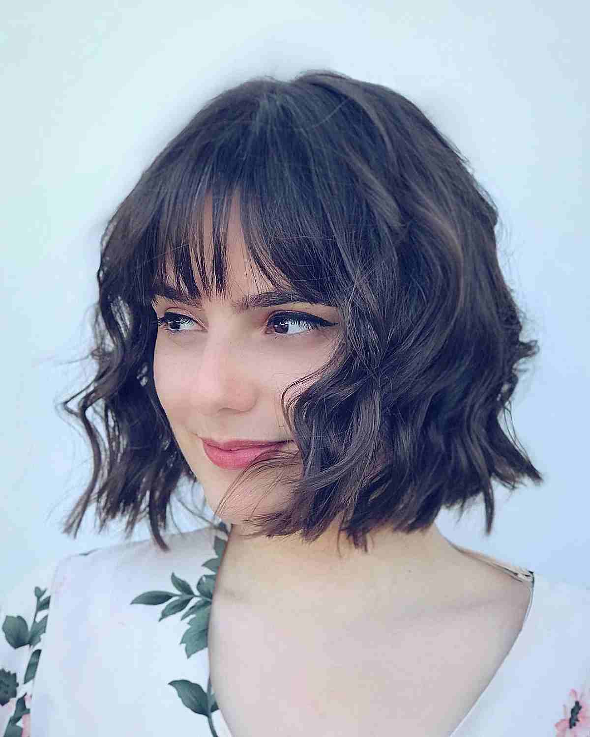 Chic Wavy Chin-Length Bob with Soft Bangs