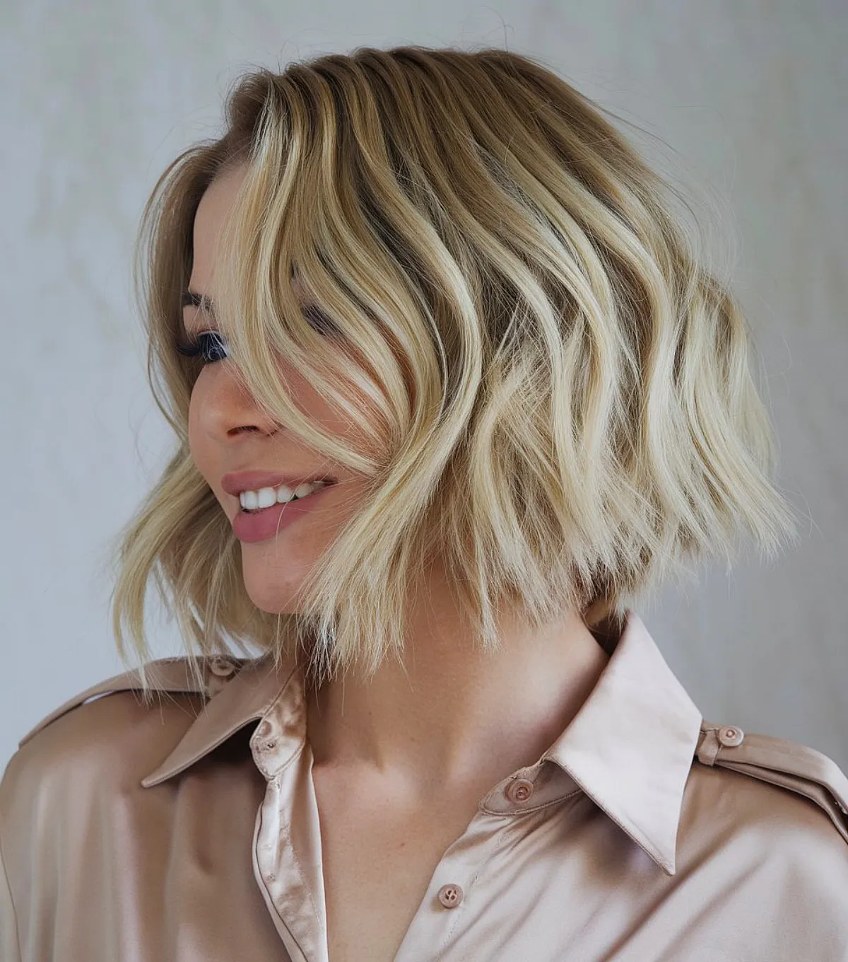 Choppy Blonde Bob with Wavy Texture for Chin-Length Thick Locks