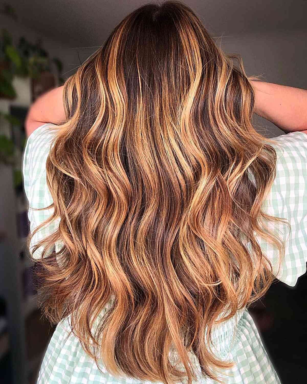 Chunky Highlights in Golden Strawberry Blonde for Dark Brown Hair with Long Waves