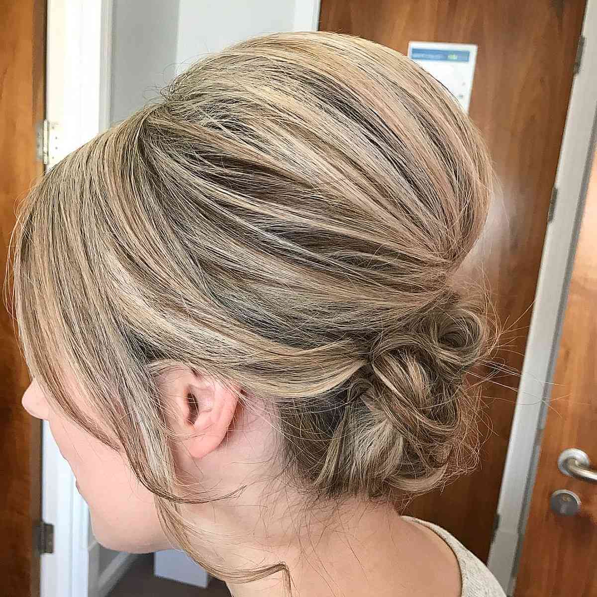 Classic and Sophisticated Short Wedding Hairstyle with Blonde Undertones