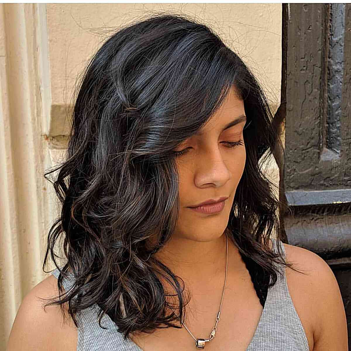 Collarbone-Length Deep Black Waves in Hair