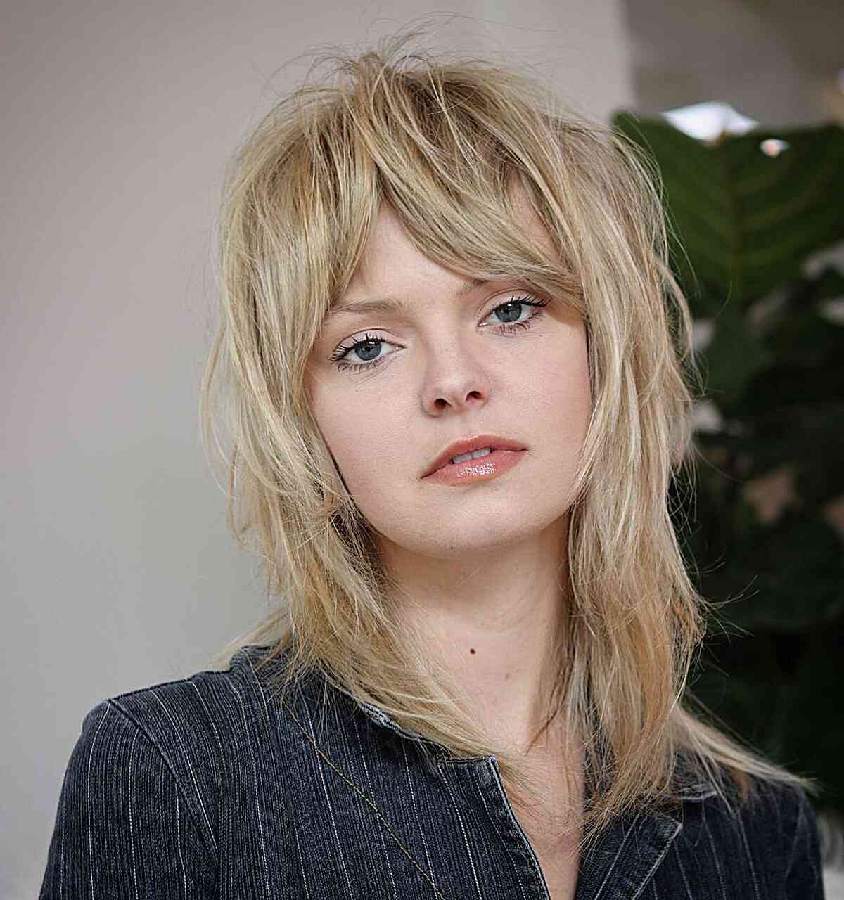 Collarbone-Length Straight Shag Hairstyle with Rooted Blonde Highlights