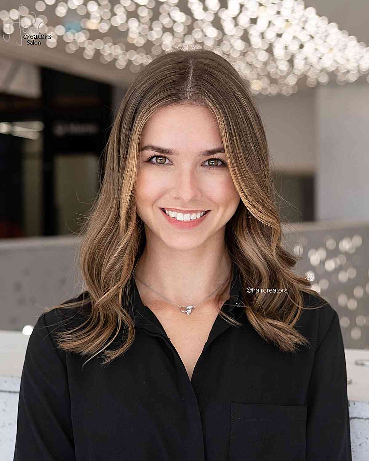 Contemporary Elegance with Medium Wavy Highlights