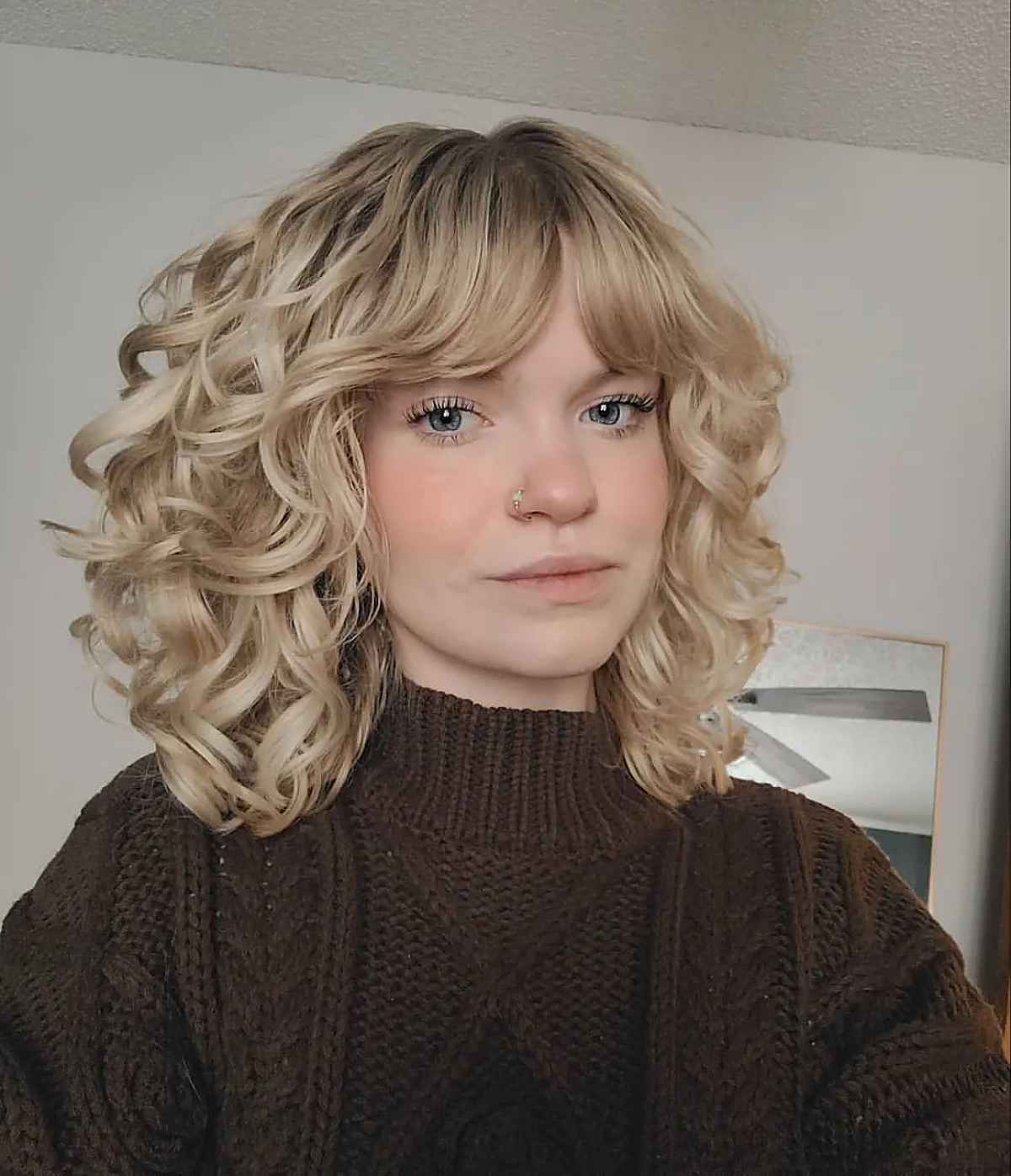 Curl-Enhanced Collarbone-Length Hair with Bangs