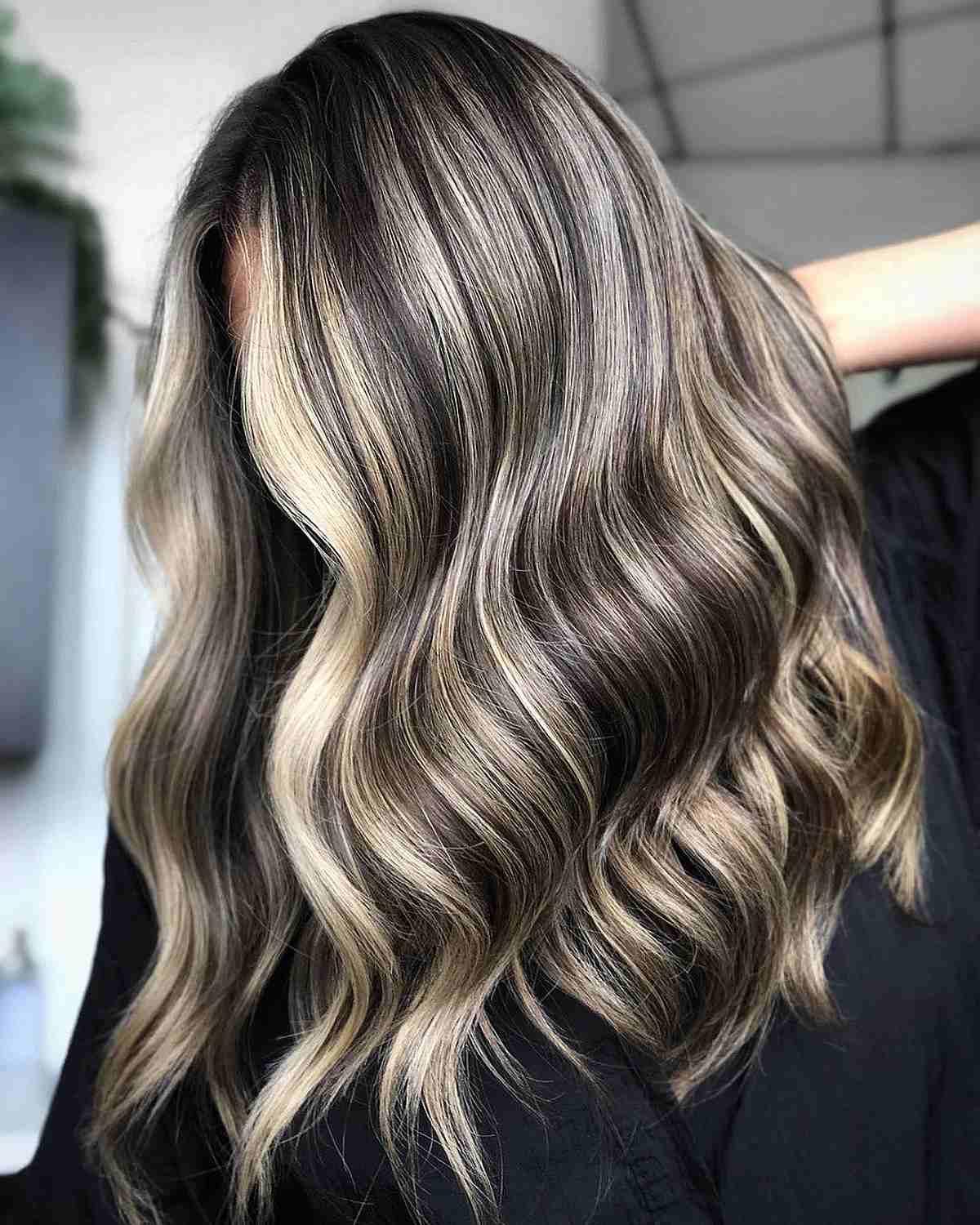 Dynamic Dark Brown-Blonde Balayage Hair with Highlighted Framing