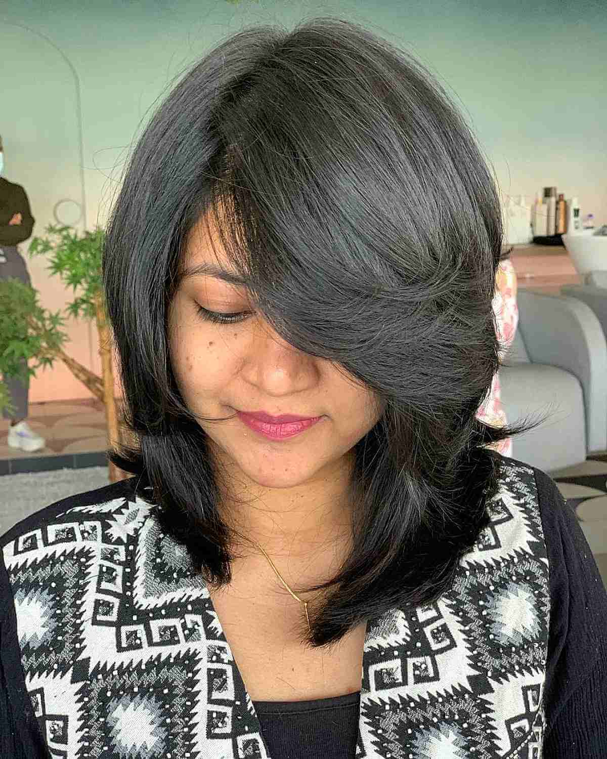 Effortless Mid-Length Deep Side-Parted Lob Featuring Short Layers