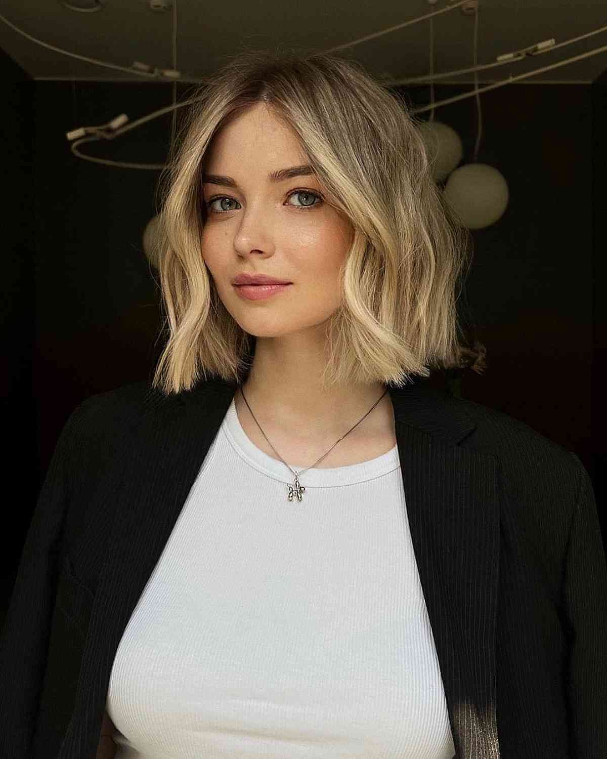 Effortlessly Chic Blonde Middle Part Blunt Cut Bob