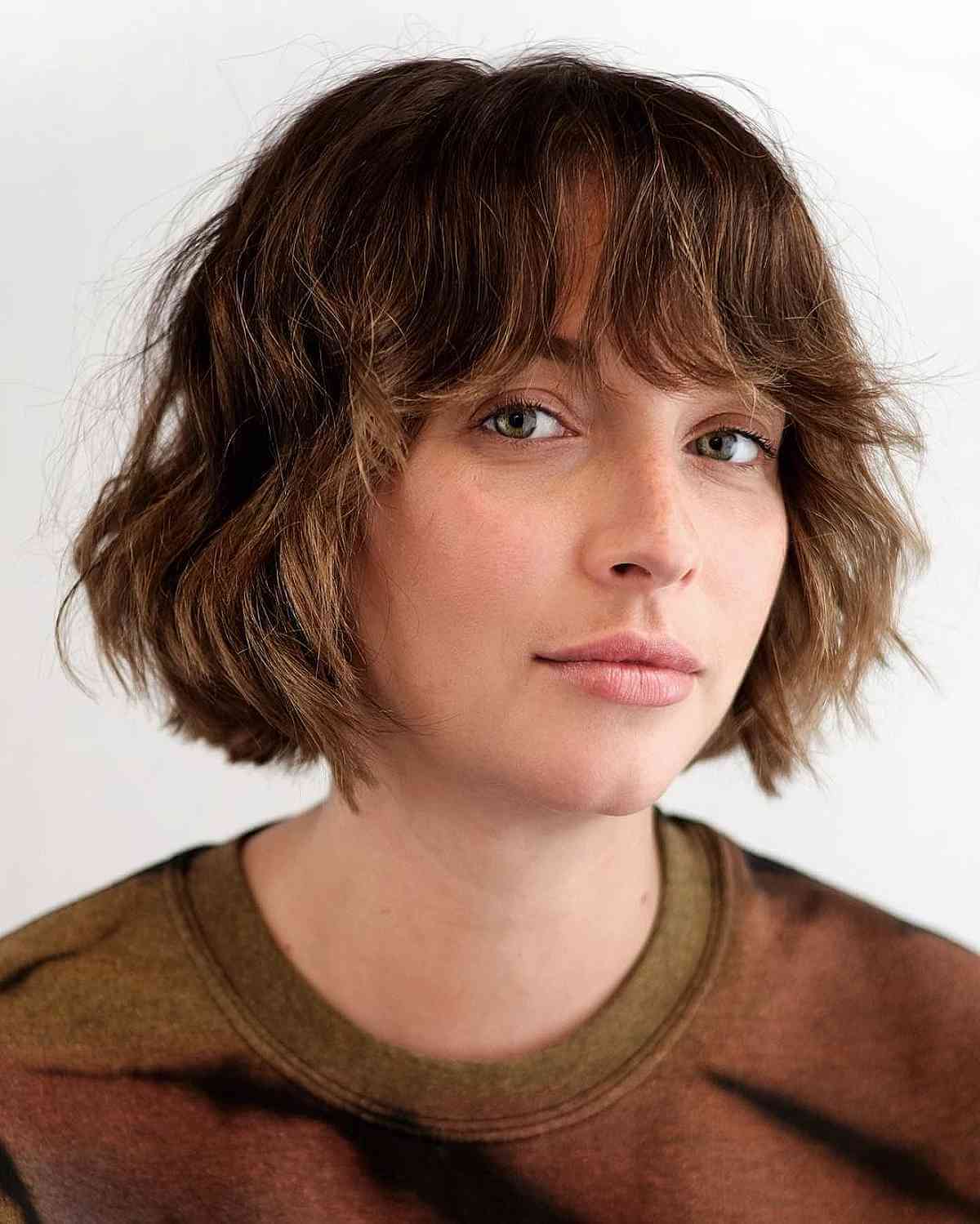 Effortlessly Tousled Bobbed Hair with Bangs at Jaw-Length
