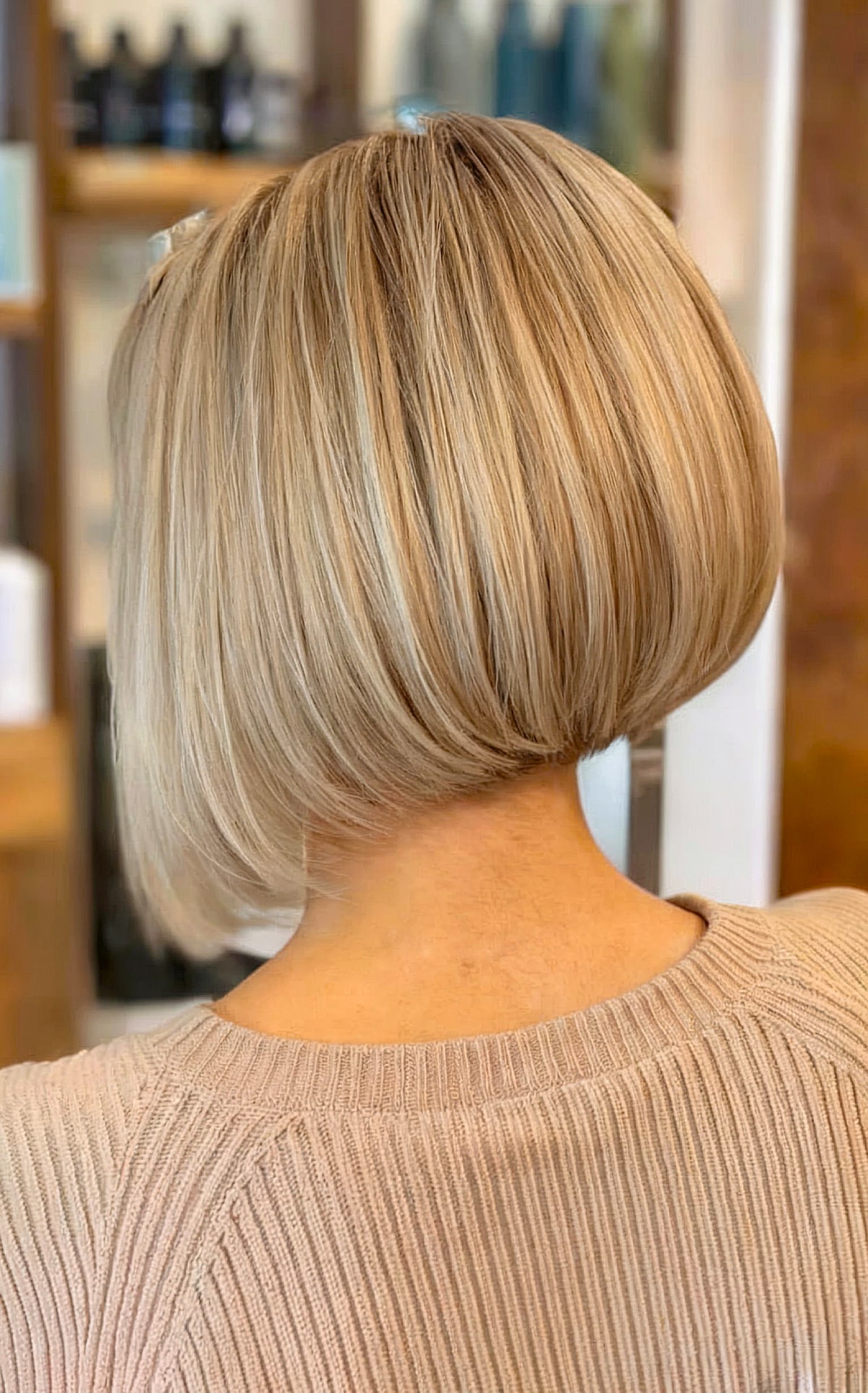 Chic Graduated Medium Bob for Blonde Straight Hair