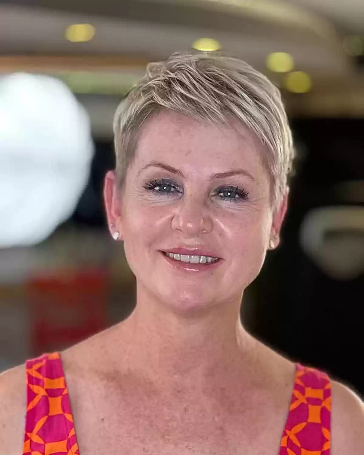 Elegant pixie cut with blonde highlights for women aged 40