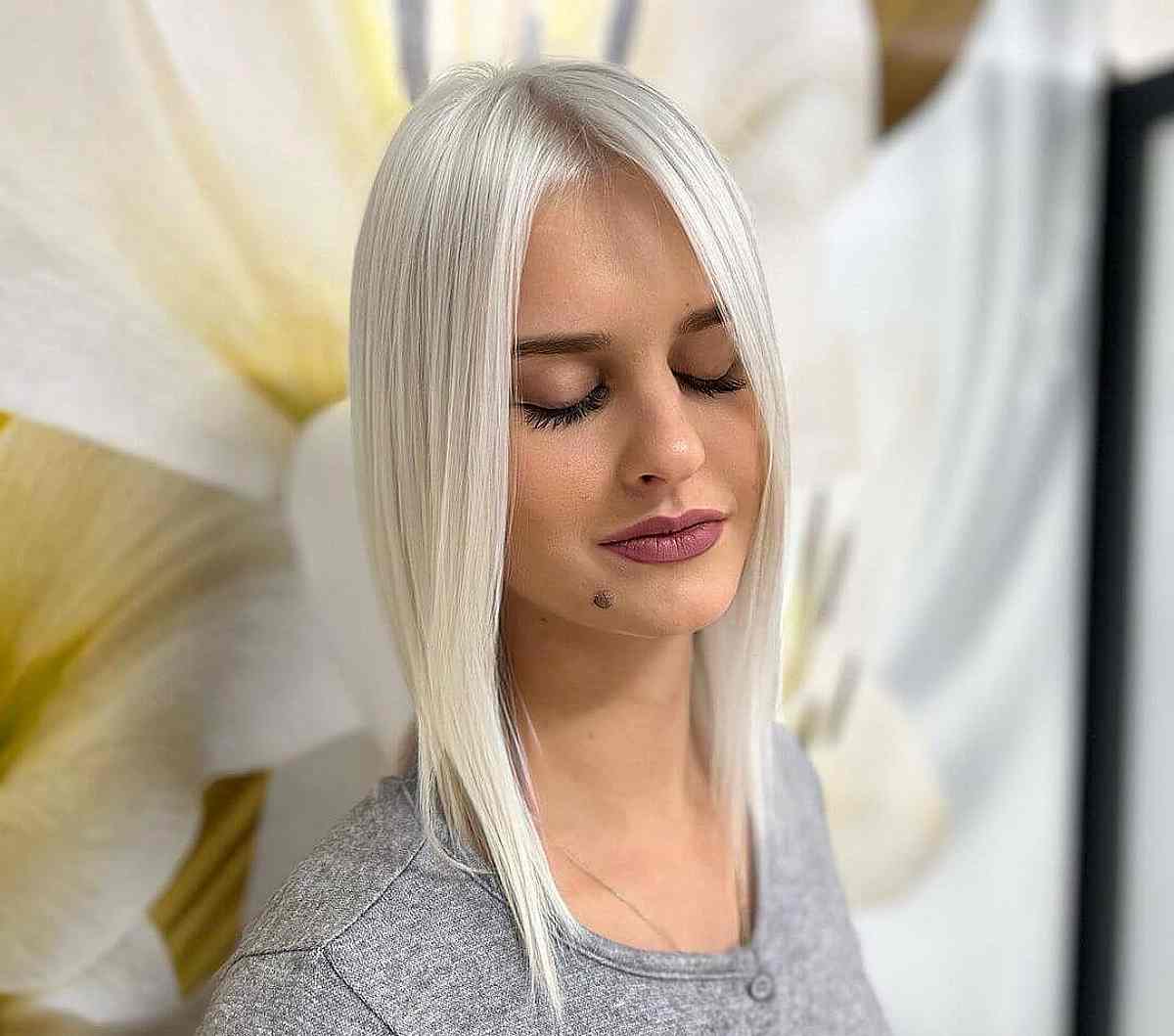 Stylish Platinum Shoulder-Length Bob without Bangs for Fine Hair