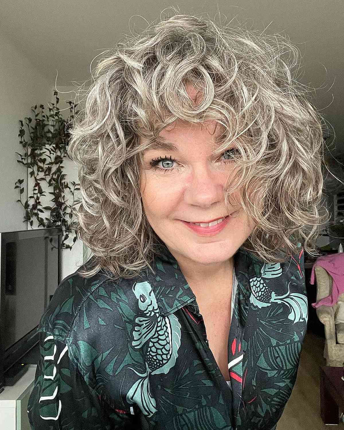 Framing Bangs and Layers for Curly Textures