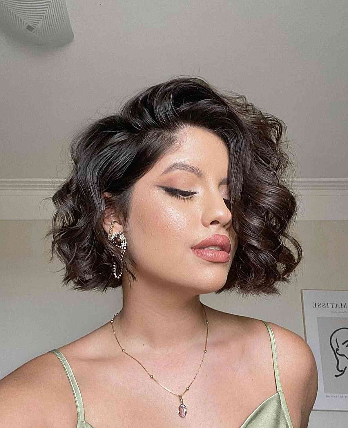 Full-Bodied Deep Side Part Wavy Bob for Chin-Length Hair