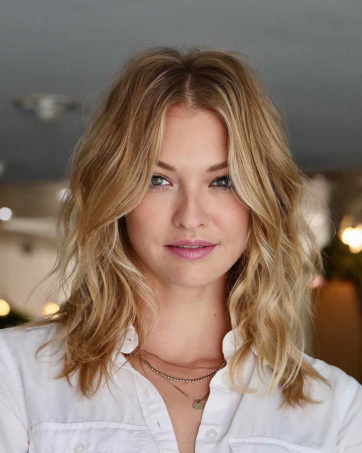 Medium-length golden blonde wavy hair for voluminous hair