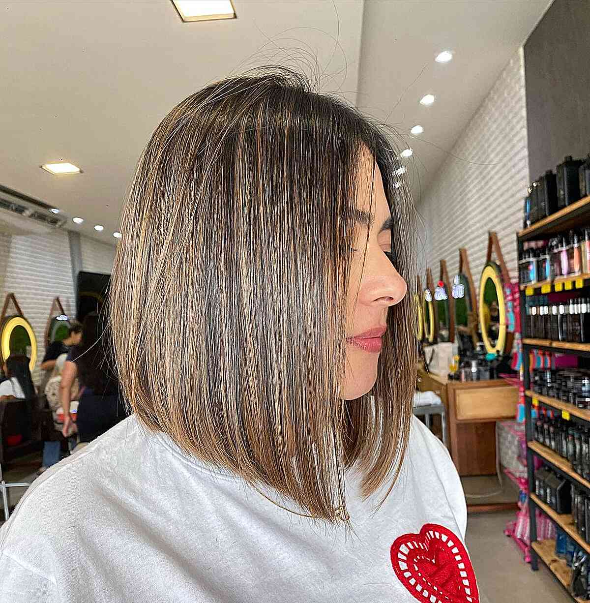 Neck-Grazing Graduated Bob Cut with Blonde Highlights