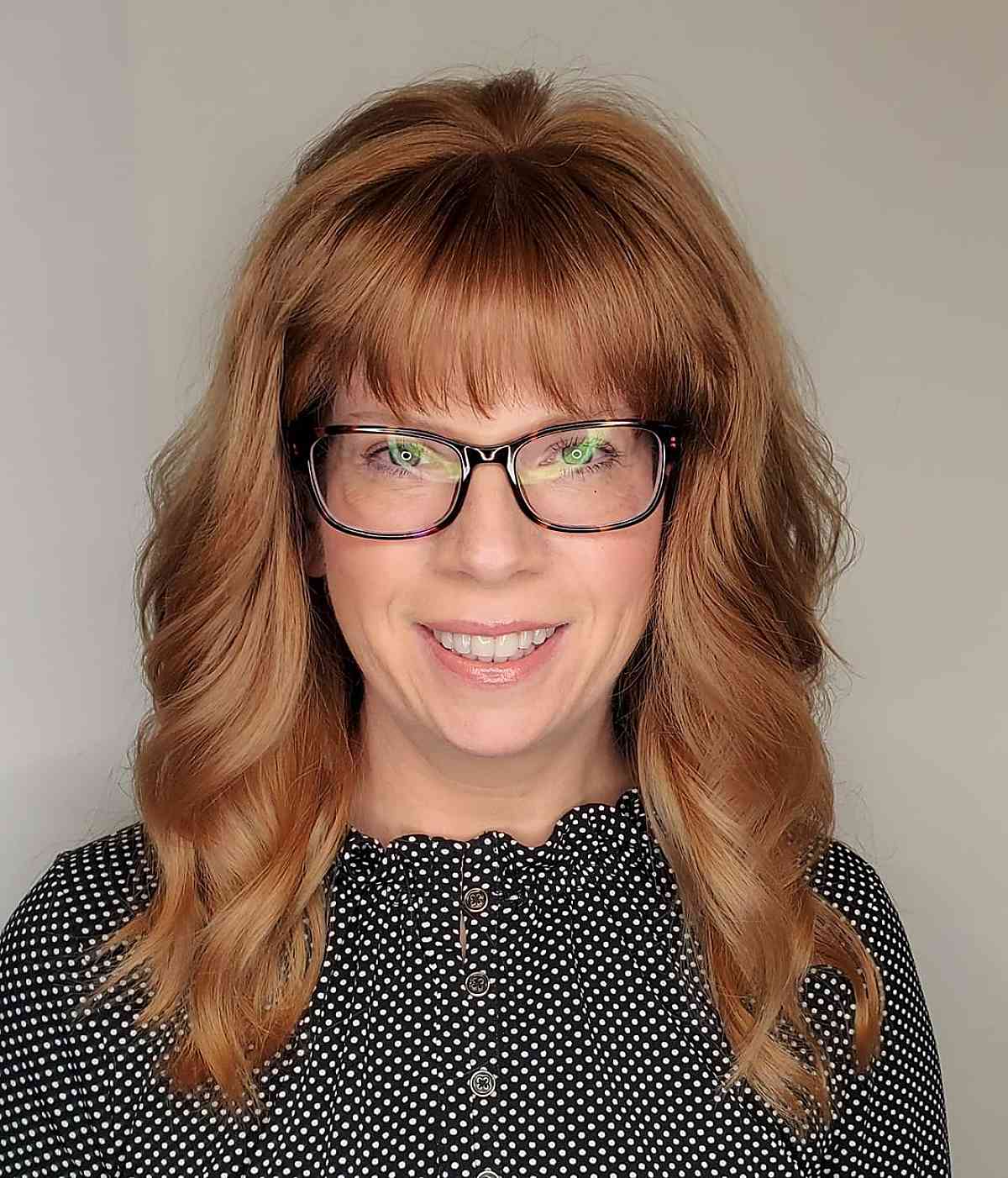 layered hairstyles for women over 50 who wear glasses