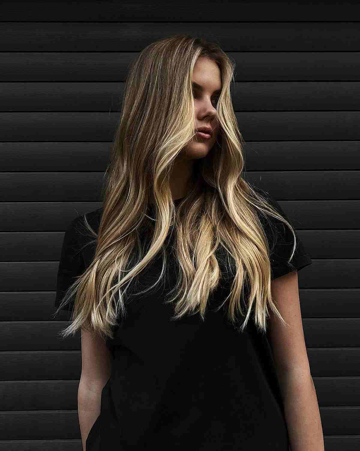 Light Blonde Money Piece Highlights with Dark Blonde Base