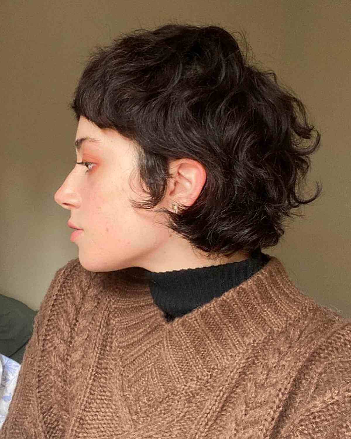 Jaw-Length Messy French Bob for Wavy Locks
