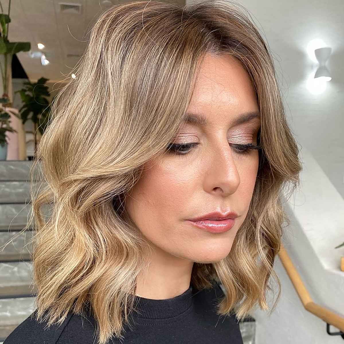 Mid-Length Hairstyle with Gentle Waves