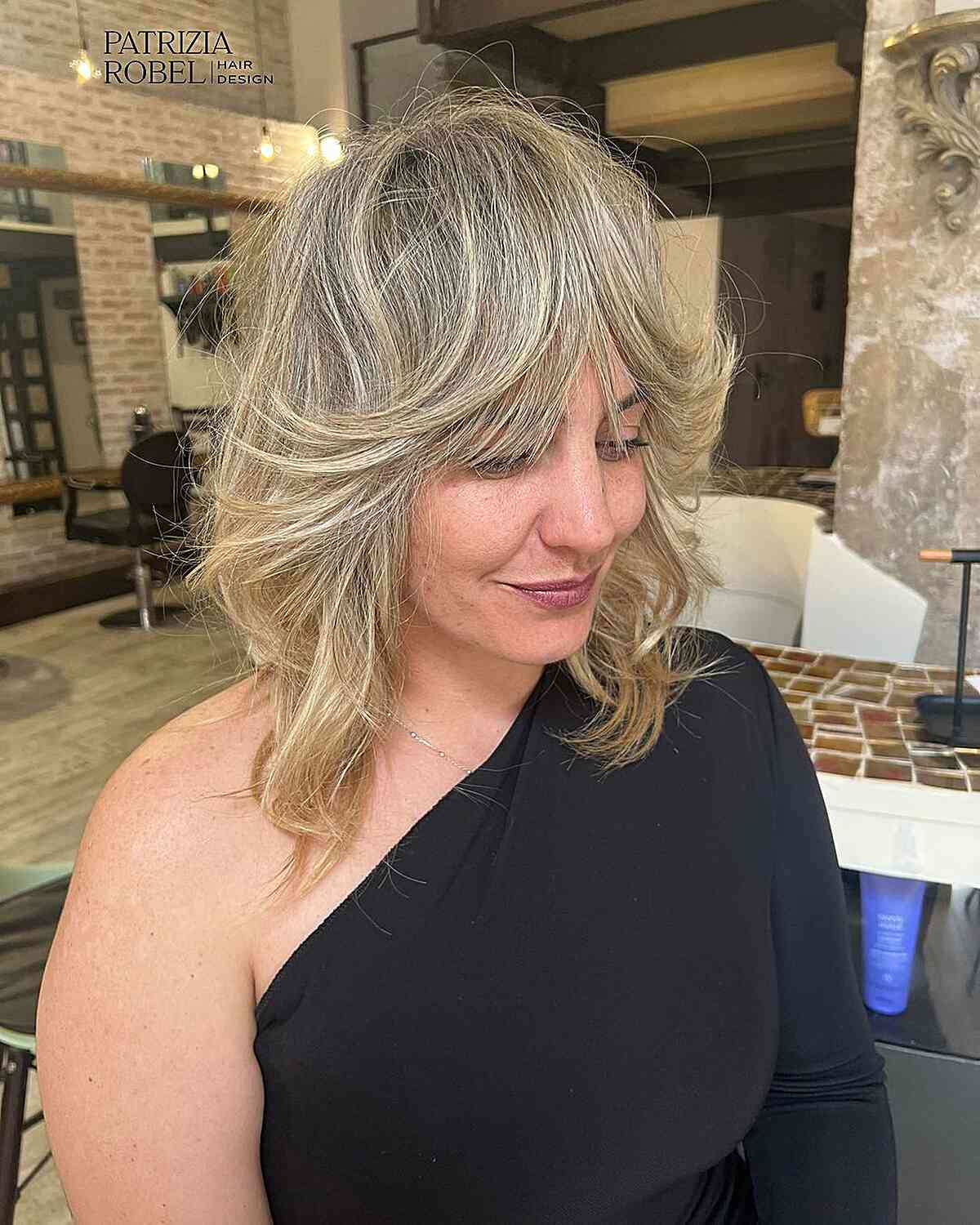 Shag Hairstyle with Long Feathered Bangs for Collarbone-Length Hair on 40-year-old Ladies