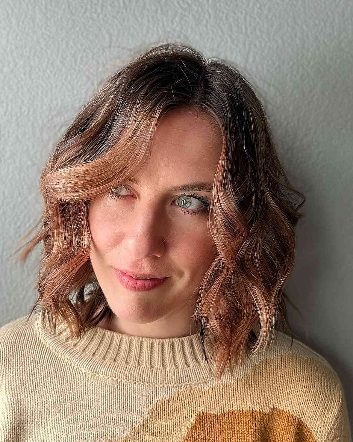 Short Wavy Hair in Light Beige Brown with Dark Roots