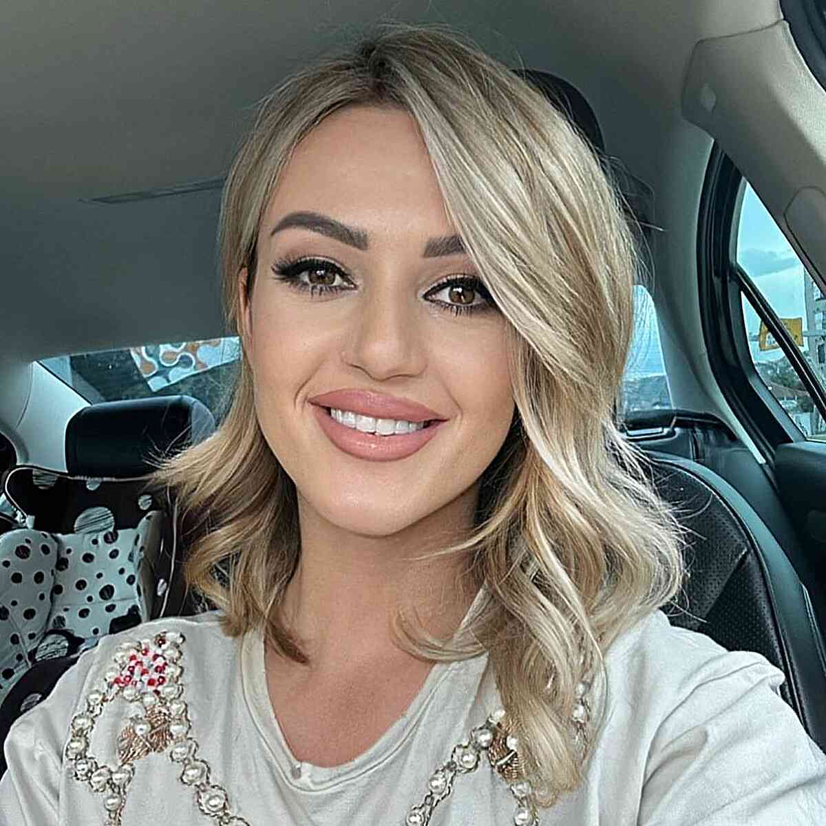 Shoulder-Length Curled Hair Ends for Oval Faces