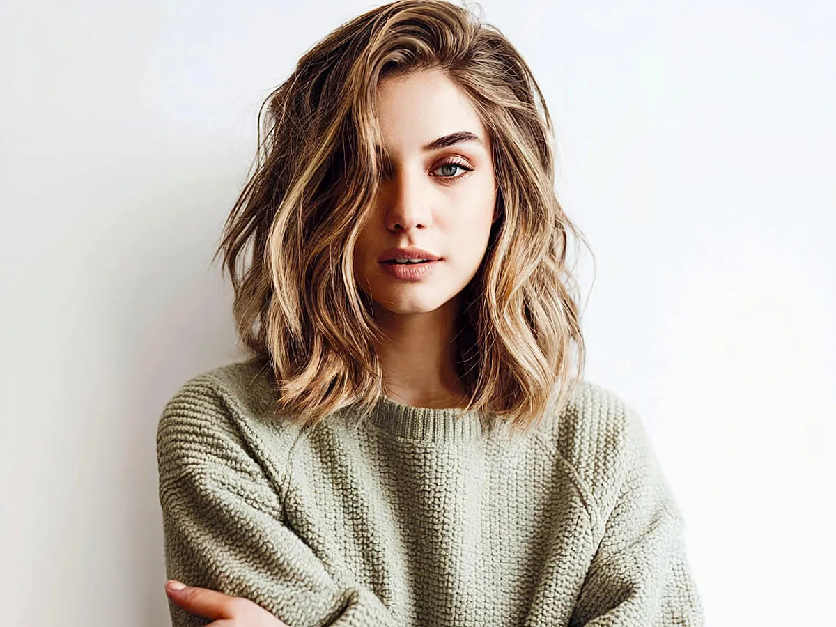 Shoulder length messy deep side part ideas