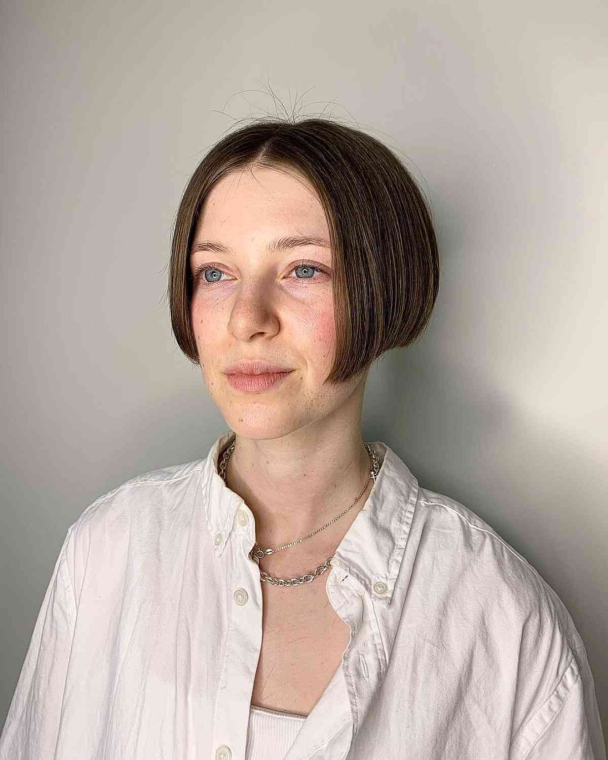 Shoulder-Skimming Bob with a Central Part That is Above the Shoulders