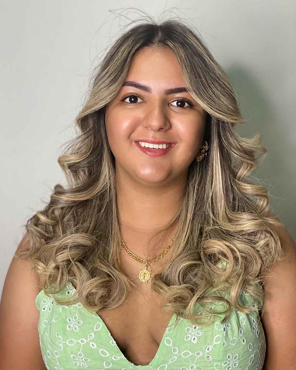 Simple Curled Hairstyle Featuring a Center Part for Double Chins