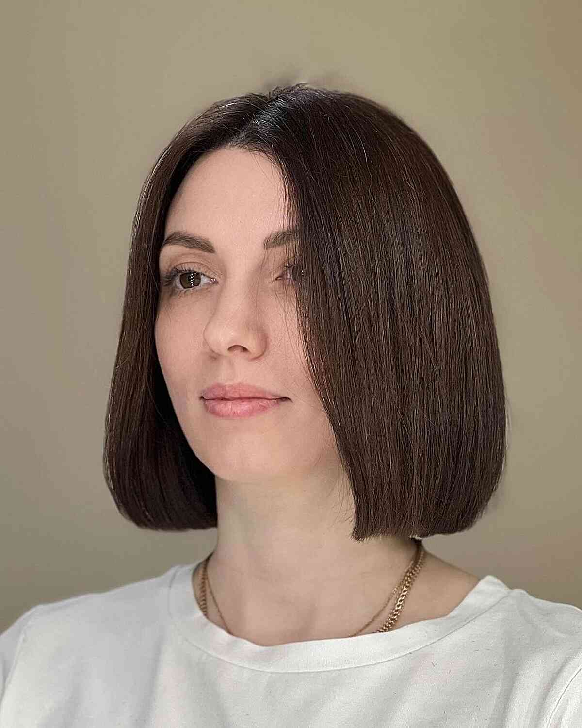 Sleek Brunette Blunt Lob with Middle Part