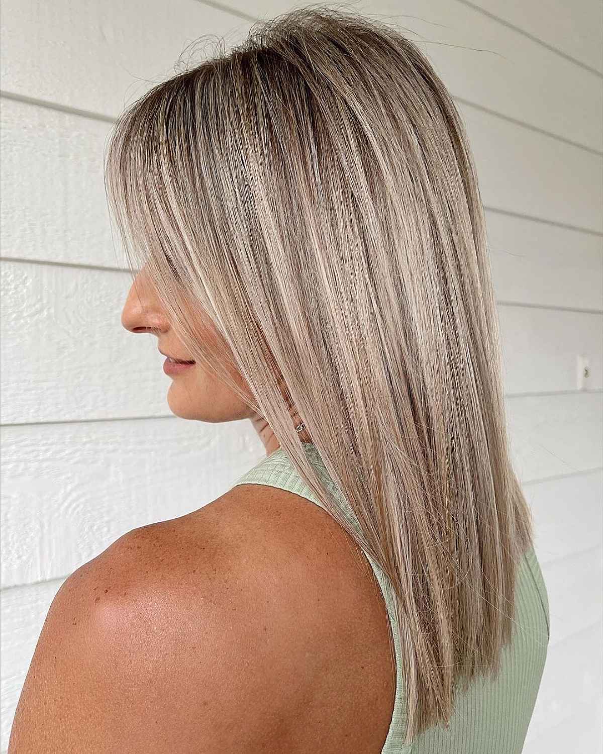 Sleek Mid-Length Hair Featuring Blonde Balayage