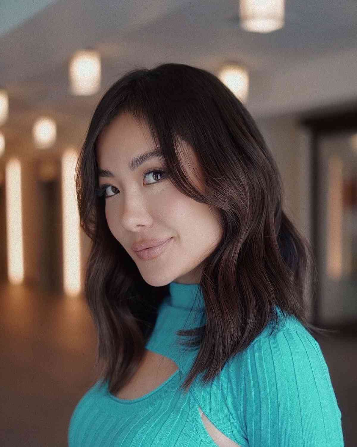 Chic shoulder-length hairstyle for square faces