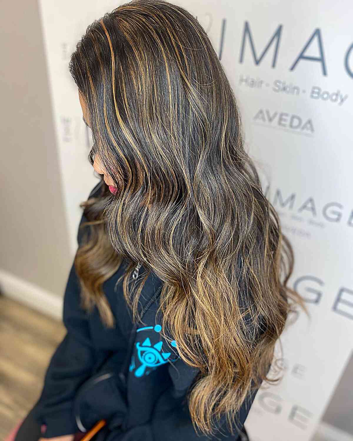 Soft Caramel Blonde Highlights for Long Hair and Gentle Waves