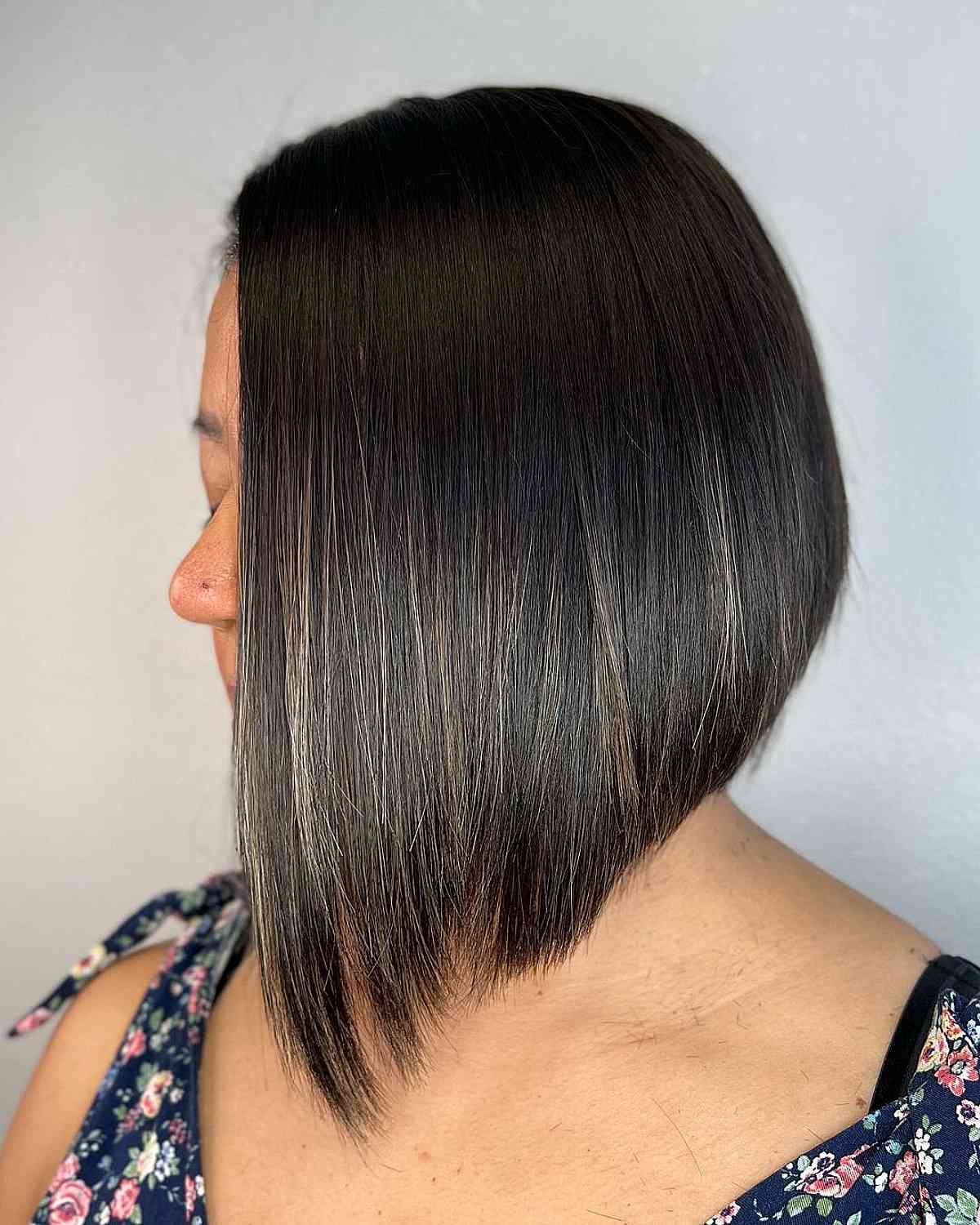 Stylish Angled Bob with Highlights for Medium-Length Hair