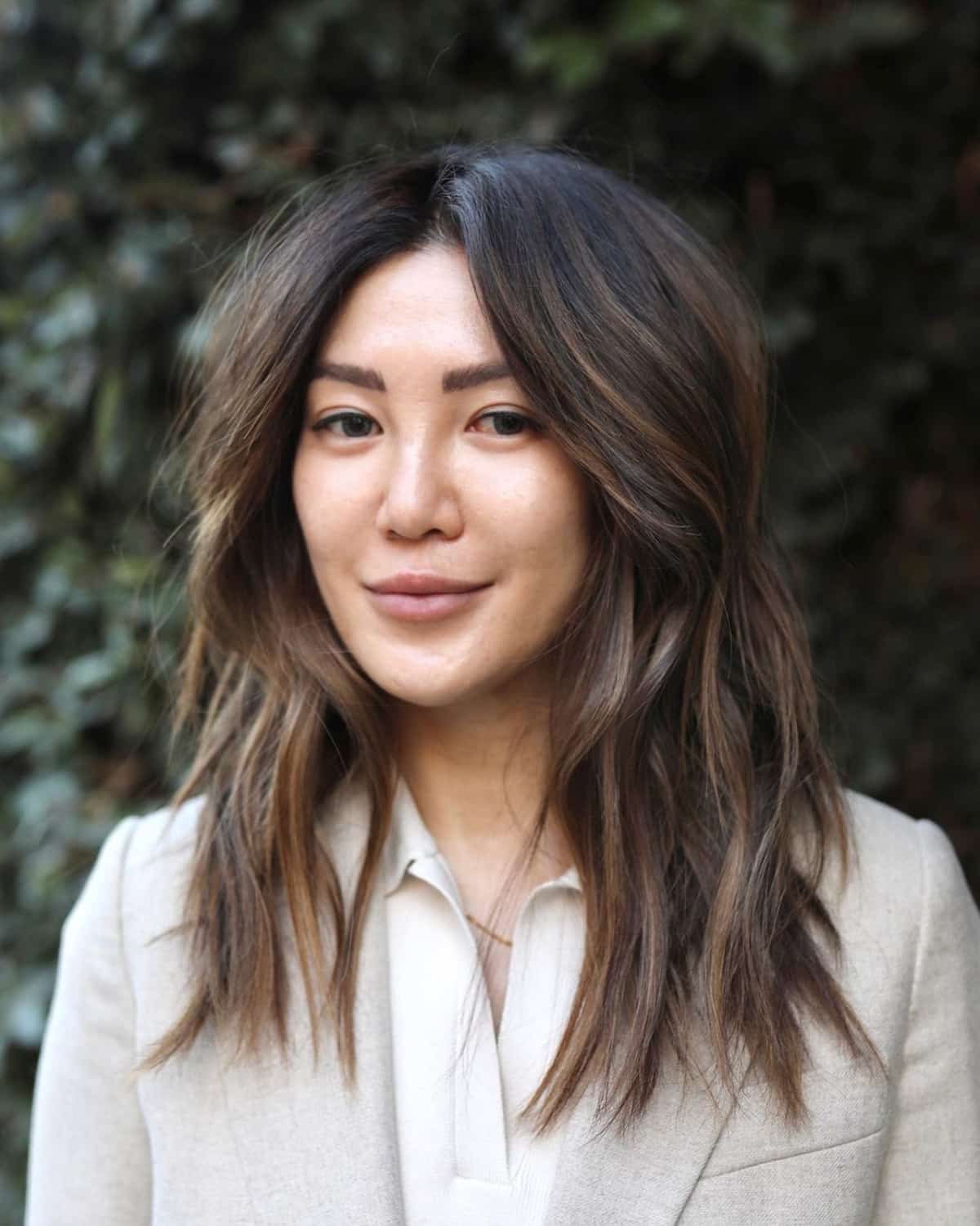 Stylish Dark Medium Shaggy Hairstyle with Highlights