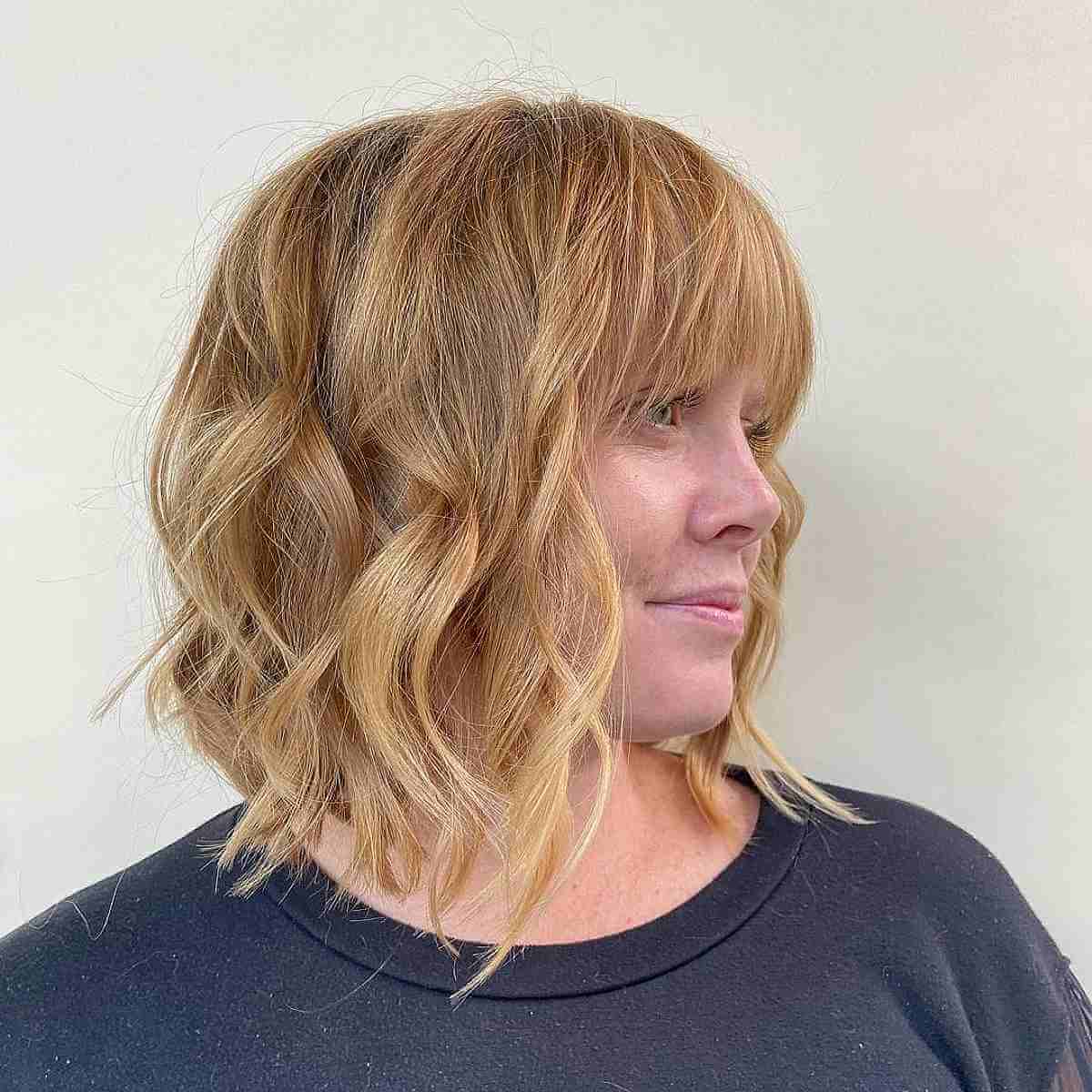 Stylish Inverted Mid-Length Bob with Waves and Bangs