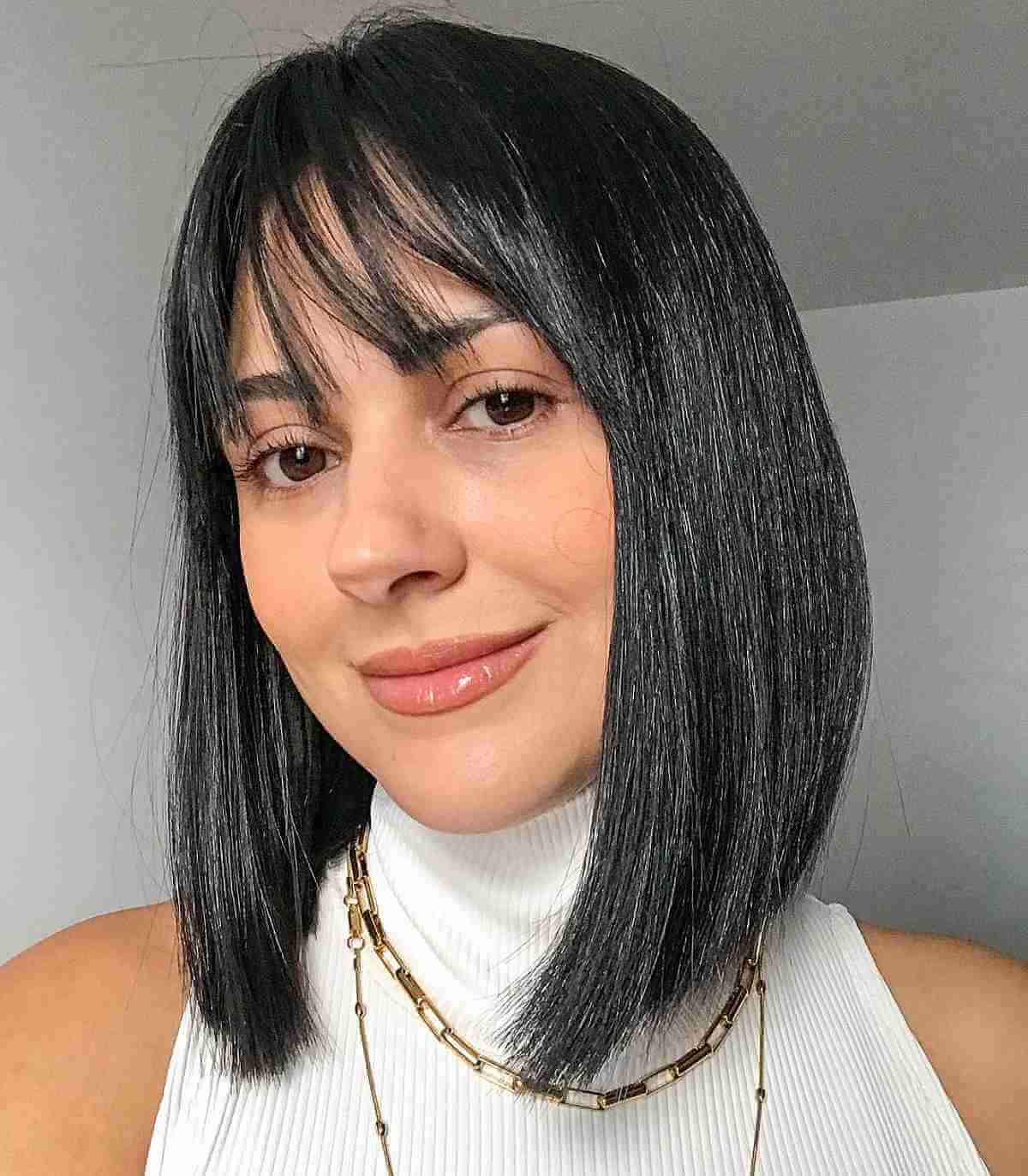 Stylish Straight Shoulder-Length Hairstyle with Translucent Bangs