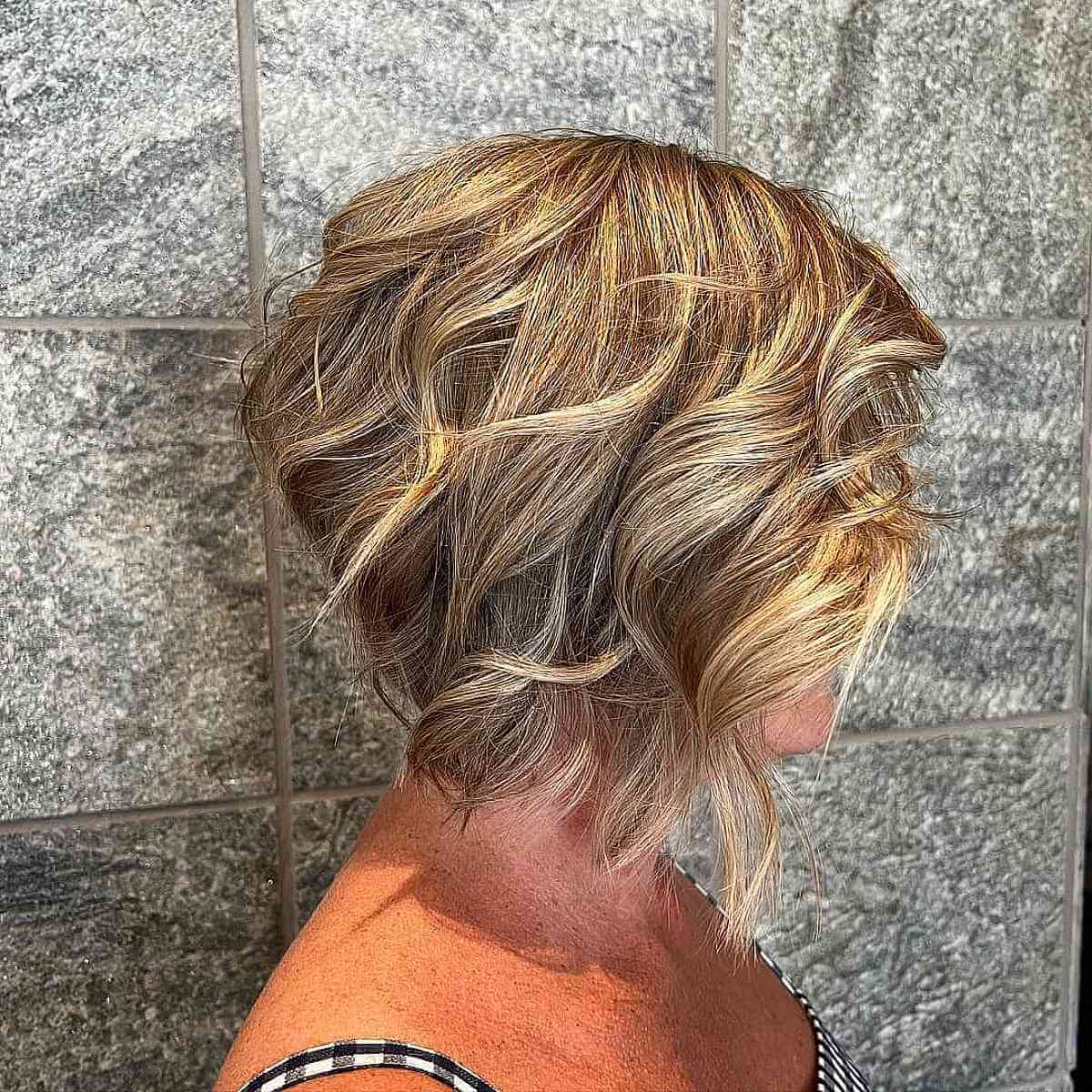 Stylish Wavy Layered Bob with Graduation for Thin Fine Hair