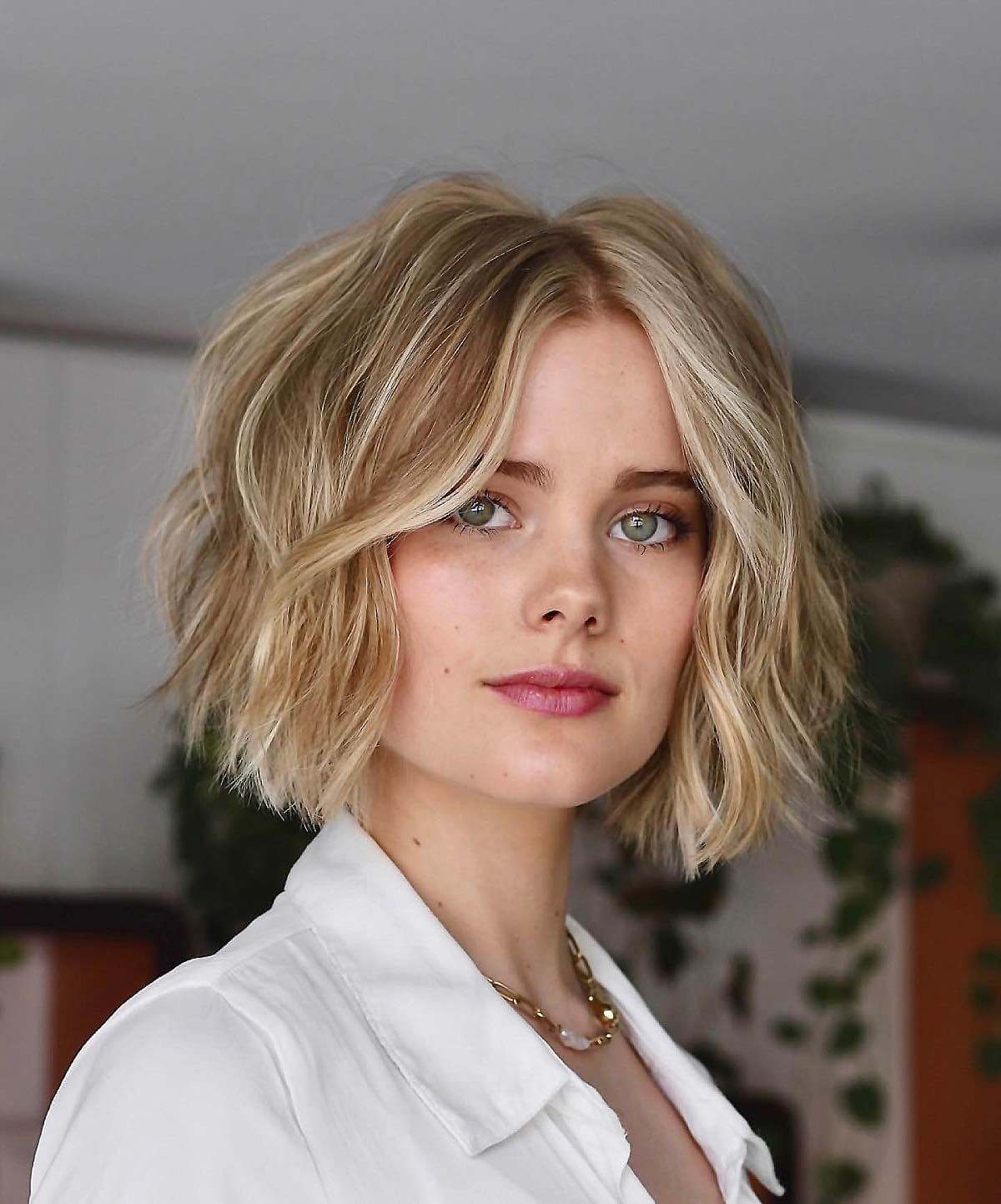 textured wavy bob with golden highlights