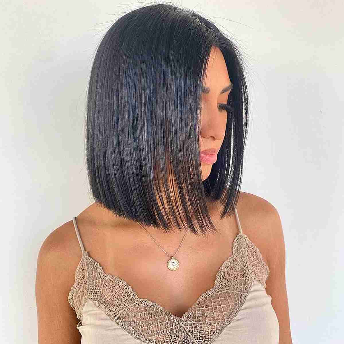 Timeless and Elegant Straight Lob Haircut for Medium-Length Hair