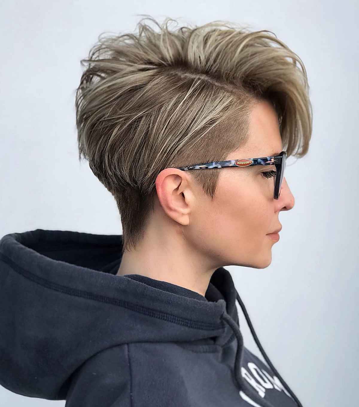 Trendy Short Blonde Hair with Lowlights