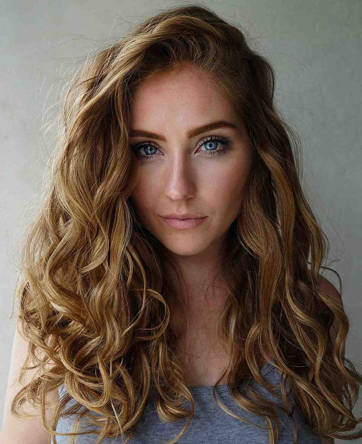 Naturally Curly Medium-Length Hair with a Deep Side Part