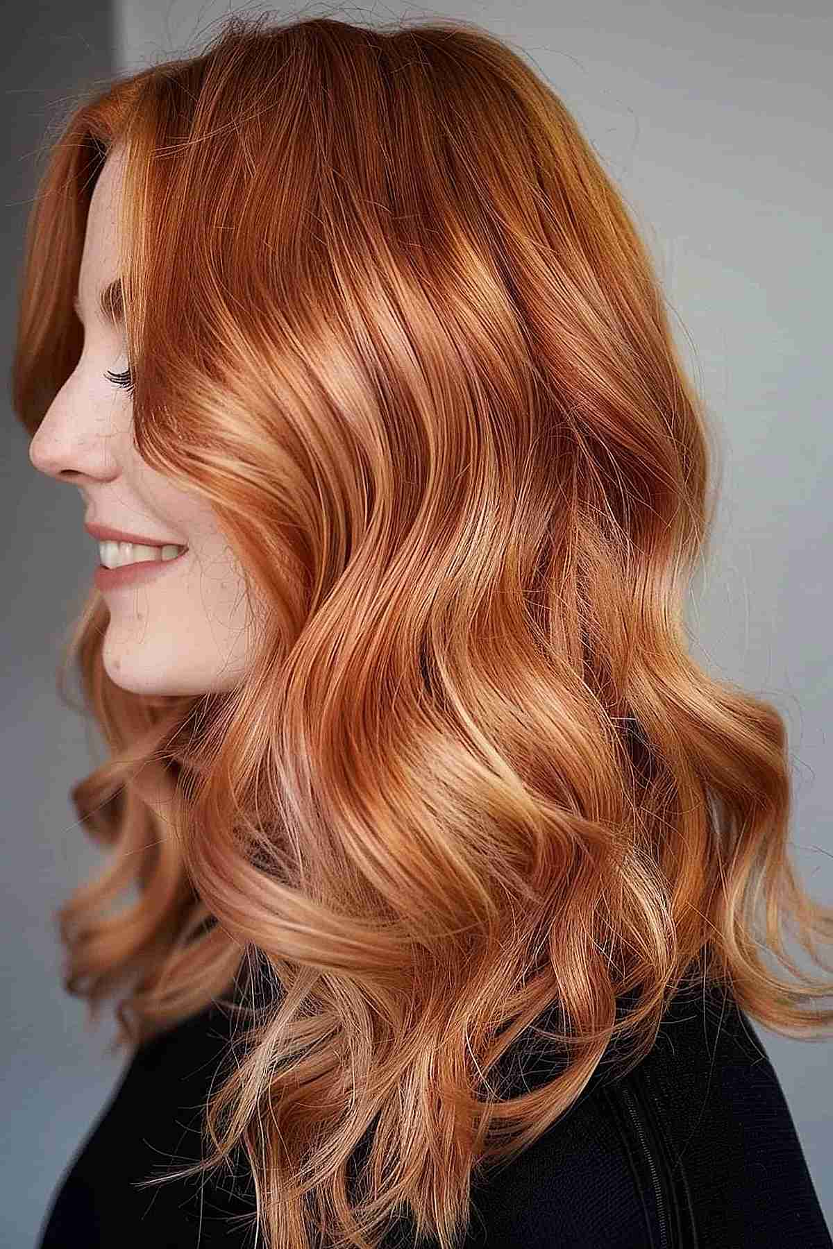 Soft waves in a peach tea glaze, enhancing the natural red base and adding volume, ideal for lighter skin tones and fine hair.