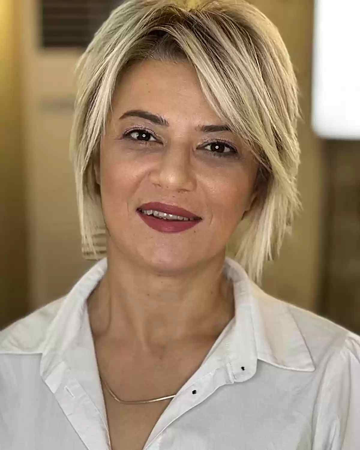 Piecey Blonde Short Bob Cut for 40-year-olds