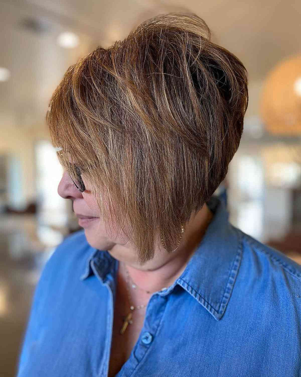 Corte de pelo bob apilado juguetón para mujeres mayores de 50 años