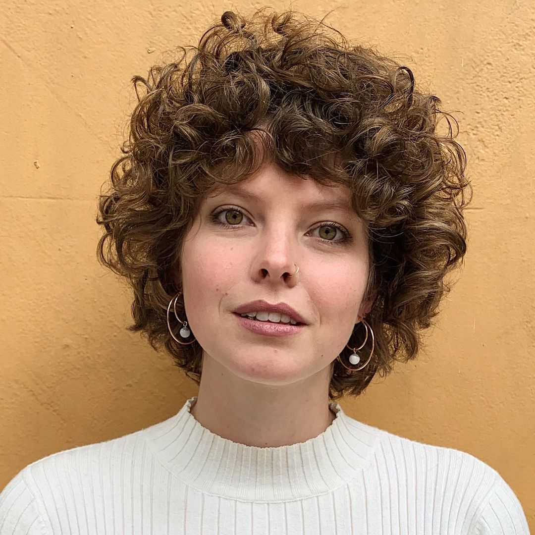 50s-Inspired Pretty Curly Hair with Bangs