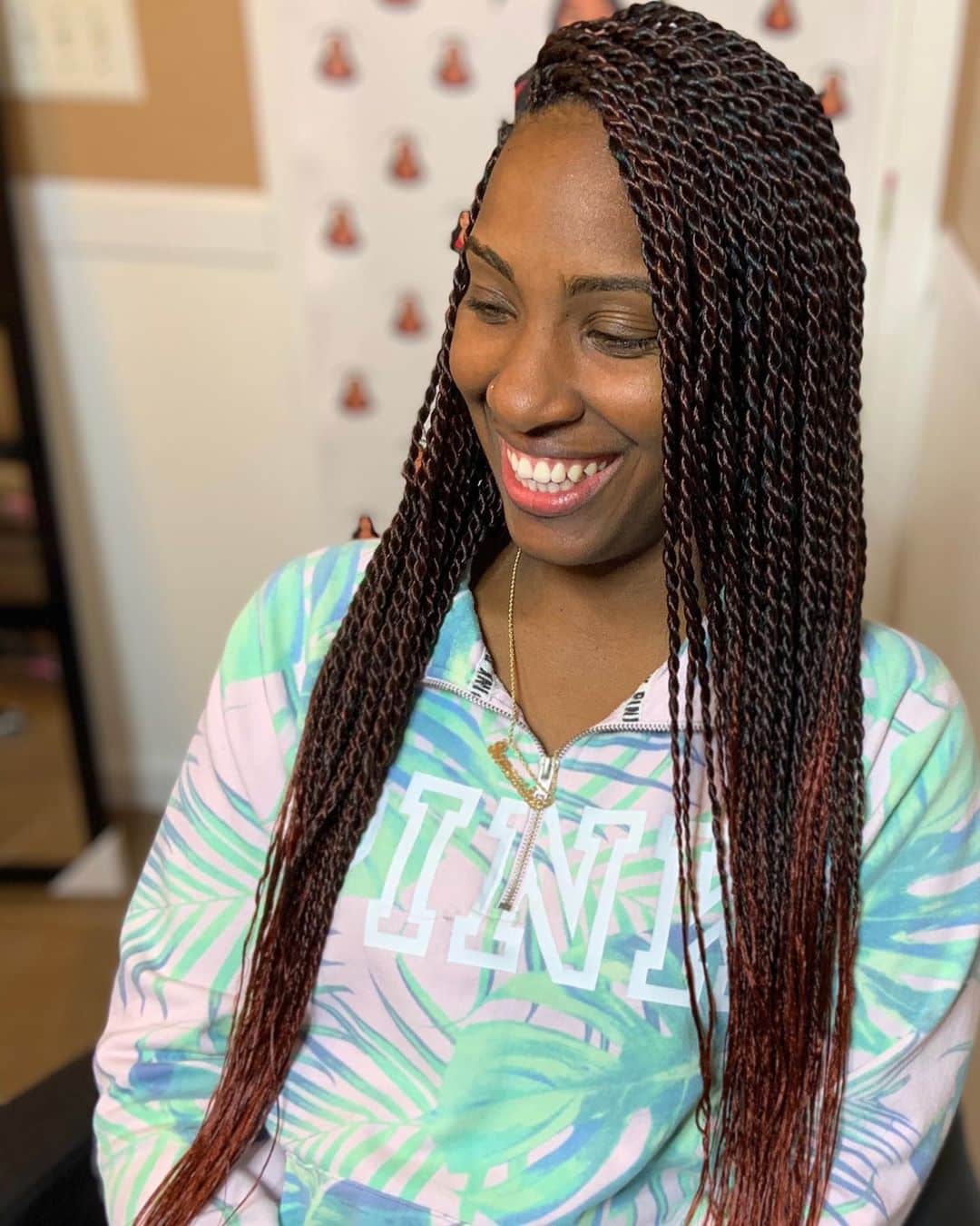 Too tired of everyday styling? If so, the perfect time to wear these gorgeous Senegalese twists is now. Take a break from heat-styling tools as this look can grant you the same elegance. Wanting the long hair with hints of red? You can now achieve your desired outcome without damaging your locks.